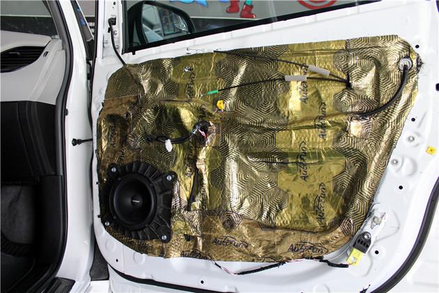 赤峰鑫航汽车音响改装丰田塞纳改装二分频喇叭四门隔音加装超低音