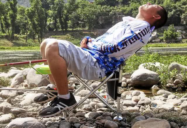 新手选择钓椅和钓箱哪个实用,到底是钓箱好还是钓椅好