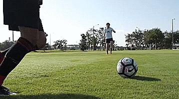 初学者足球点球技巧,五个初学者必会的足球基本技巧