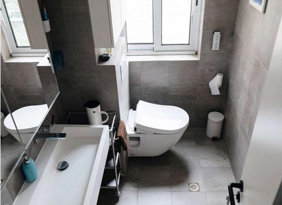 卫生间悬挂式马桶靠墙效果图,卫生间马桶上方怎么装修最合适