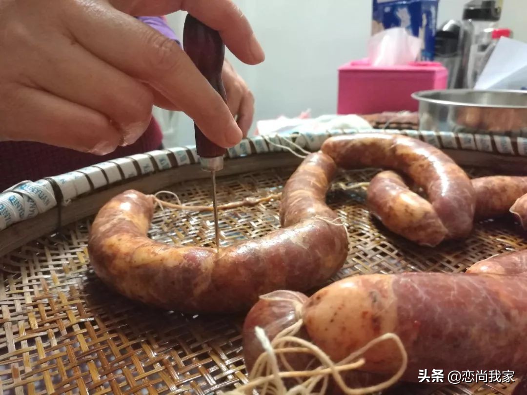 又到腌晒腊肉香肠的季节,又到了灌香肠腌腊肉的季节