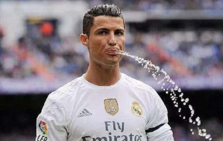 为什么足球运动员喝水都要把水吐,足球运动员喝水为什么要吐出来