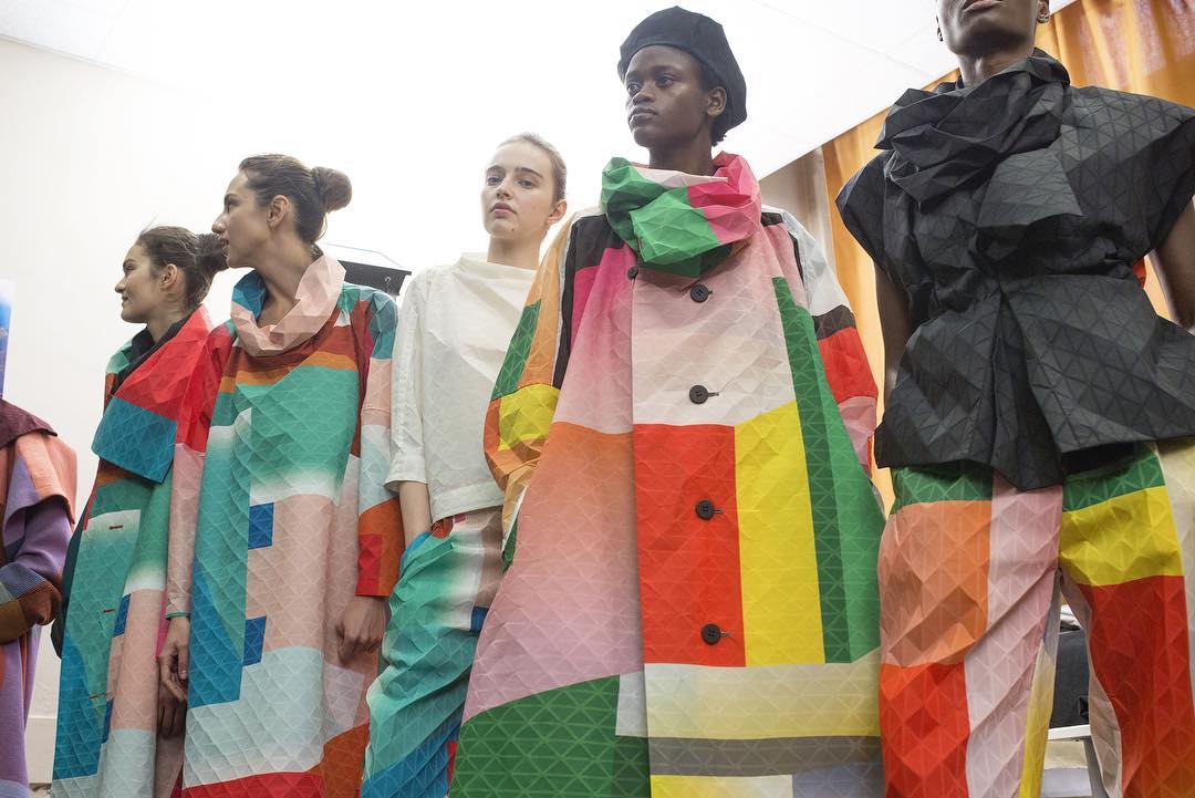 三宅一生的香水与包包，都没有易烊千玺身穿的三宅一生衬衣火！