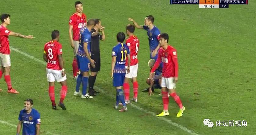 裁判拒绝判点，苏宁大将愤怒指向裁判，连教练都激动怒斥