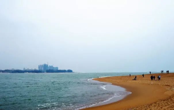 高温下的阳光沙滩海浪,为什么现在不出国也能买免税产品