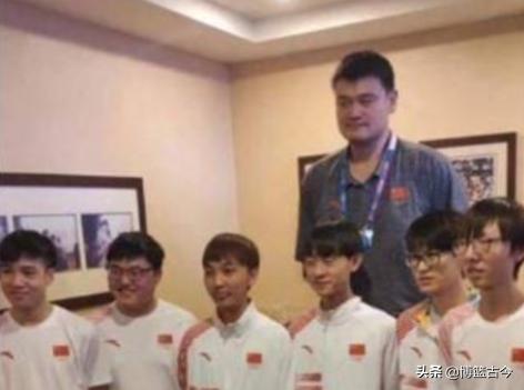 NBA球员都是合影终结者！奥胖单手擒何炅，姚主席如同深海泰坦