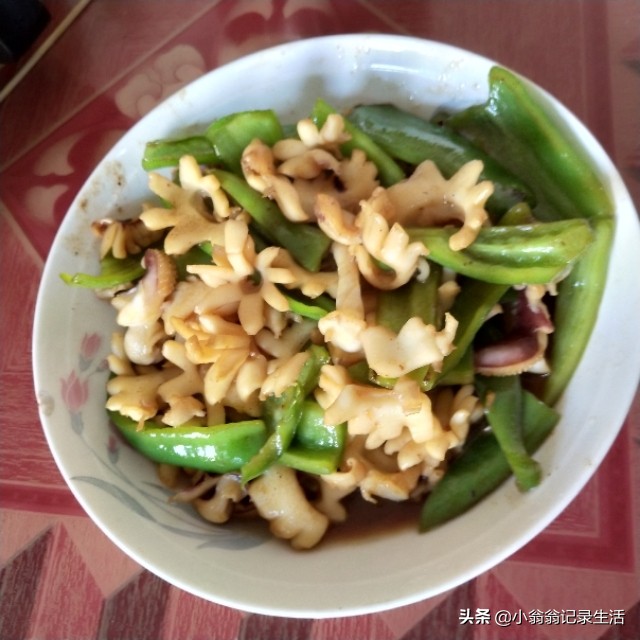 鱿鱼跟墨鱼怎么炒比较好吃,菜椒炒墨鱼怎么炒不要青椒