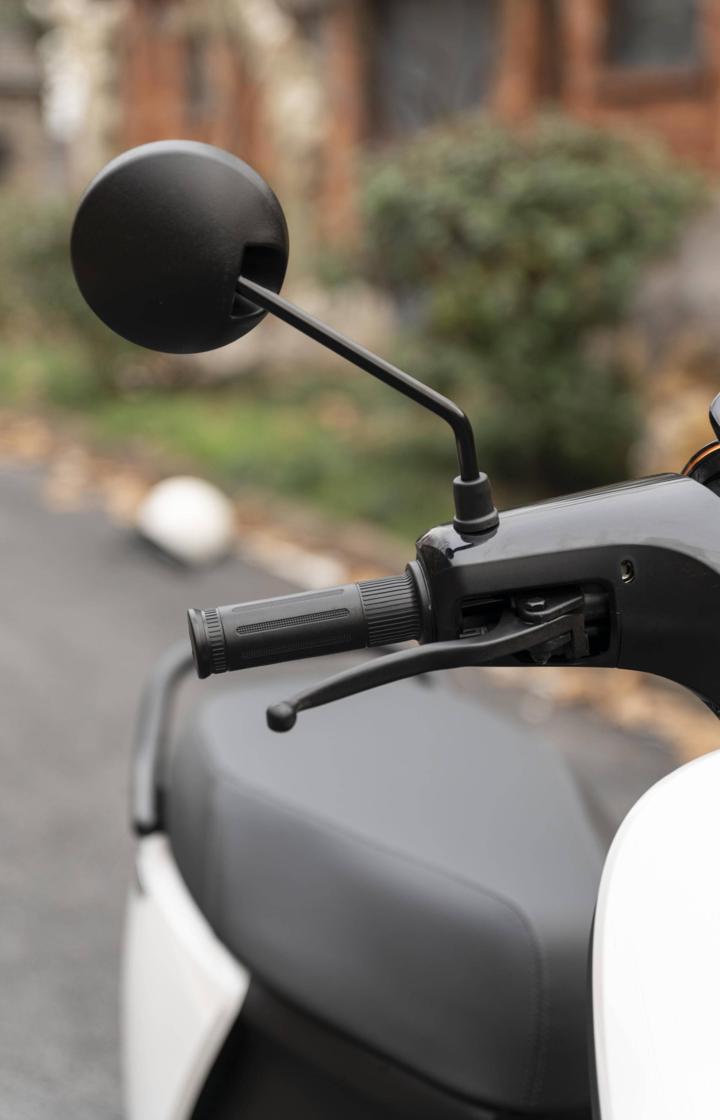 大灯炫酷有型,九号e100大灯效果