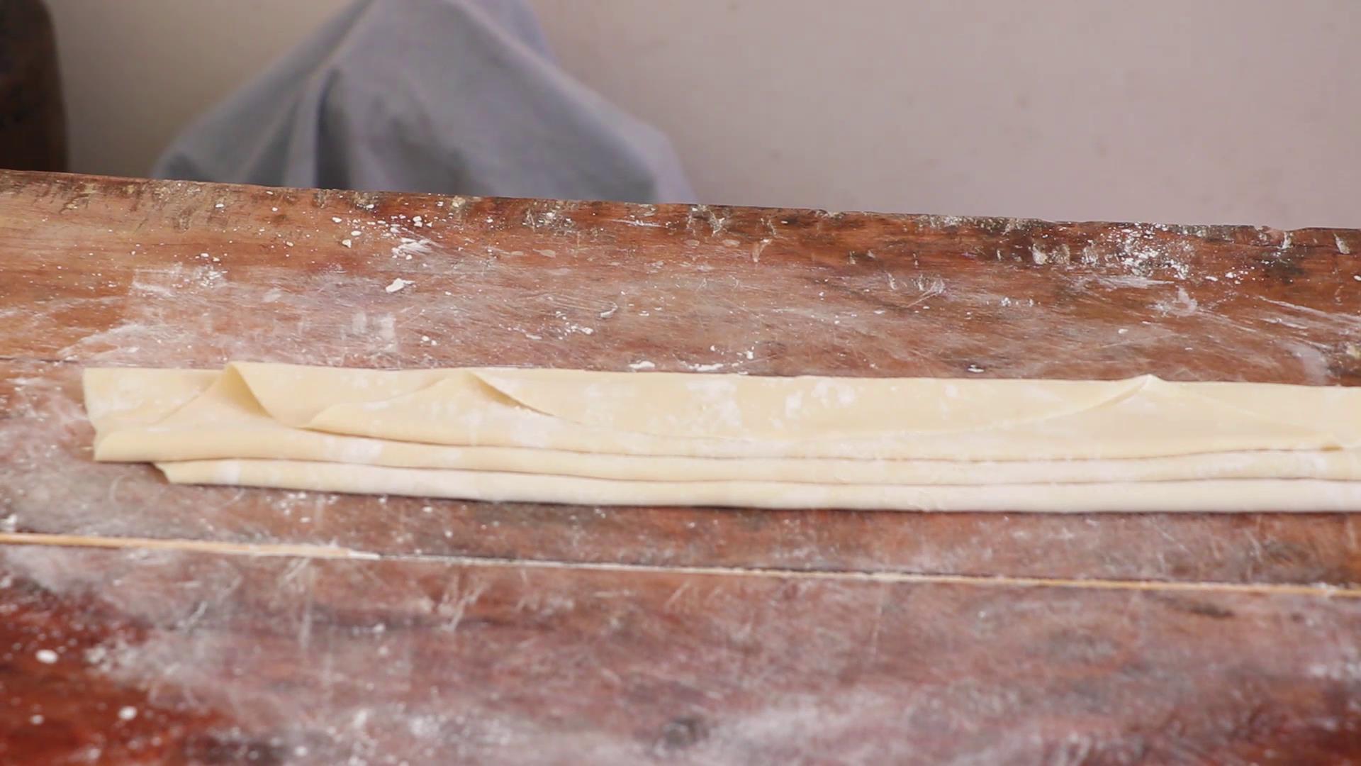 手擀面面条和面的正确配方,手擀面条怎样和面筋道商用