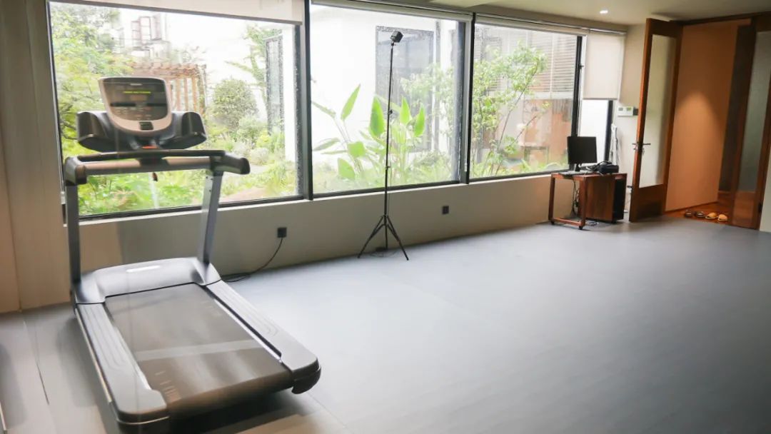 住在上海闹市400平的房子里，花开不败，开窗见池塘，太羡慕了