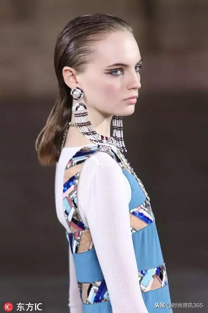 “埃及风”也刮到了时尚圈？CHANEL用金丝银线为你解答！