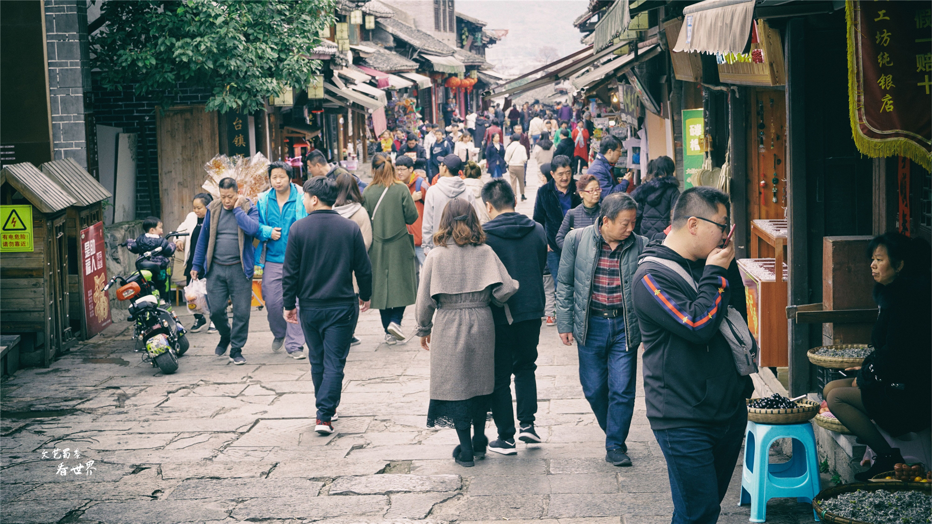 640年历史的青岩古镇，是贵阳人周末好去处，卤猪蹄子闻名全国