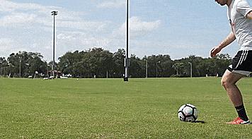 初学者足球点球技巧,五个初学者必会的足球基本技巧