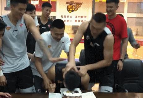 2011易建联从nba回归cba首秀,cba易建联算一哥吗