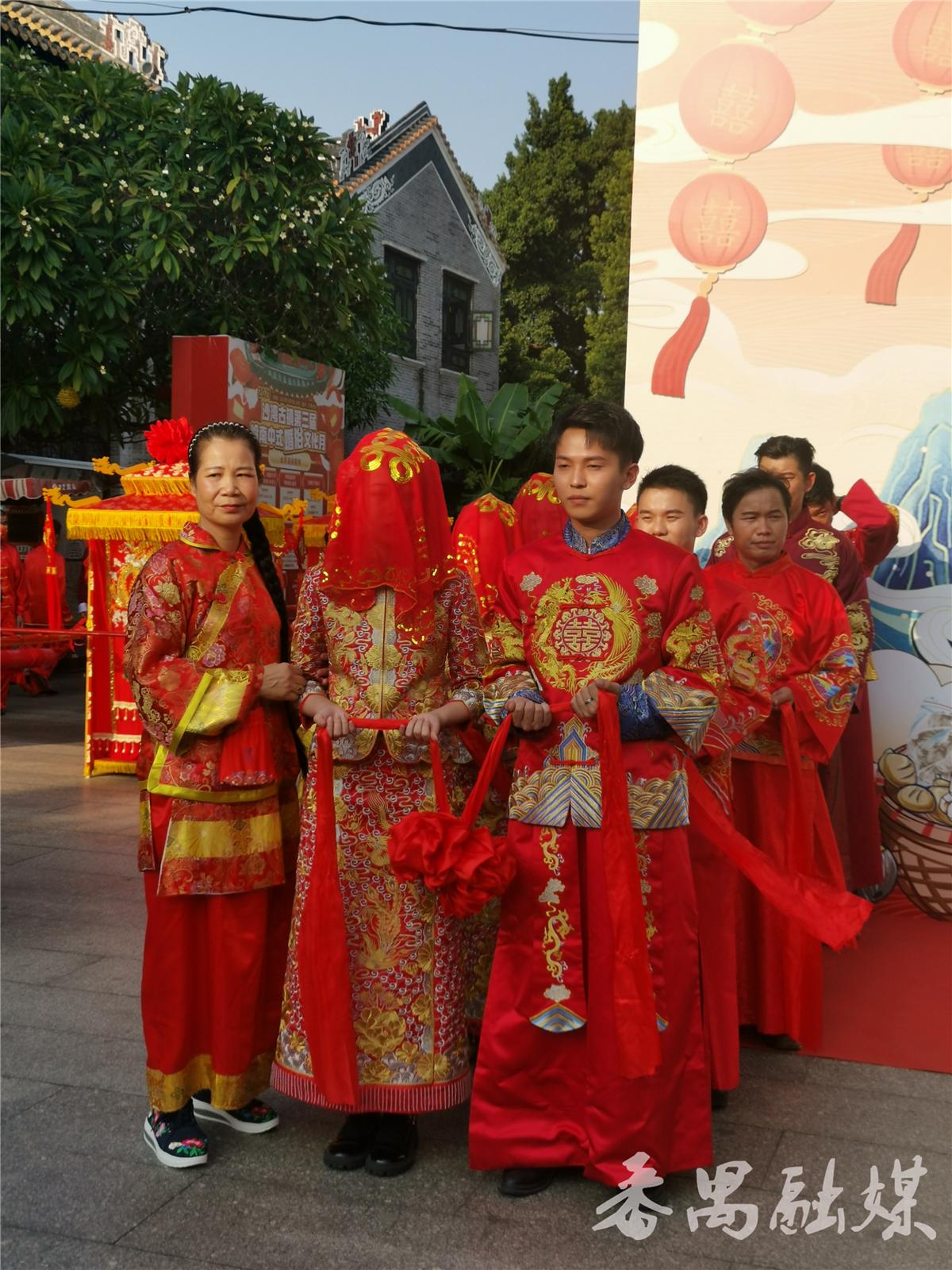 这场岭南传统中式集体婚礼让游客大饱眼福/番禺沙湾古镇举行第三届岭南中式婚俗文化月系列活动