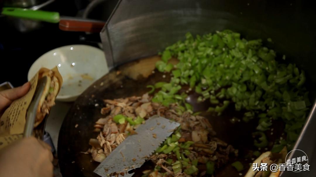 网传一天卖1000碗的米皮店，我们忍不住好奇心测了测