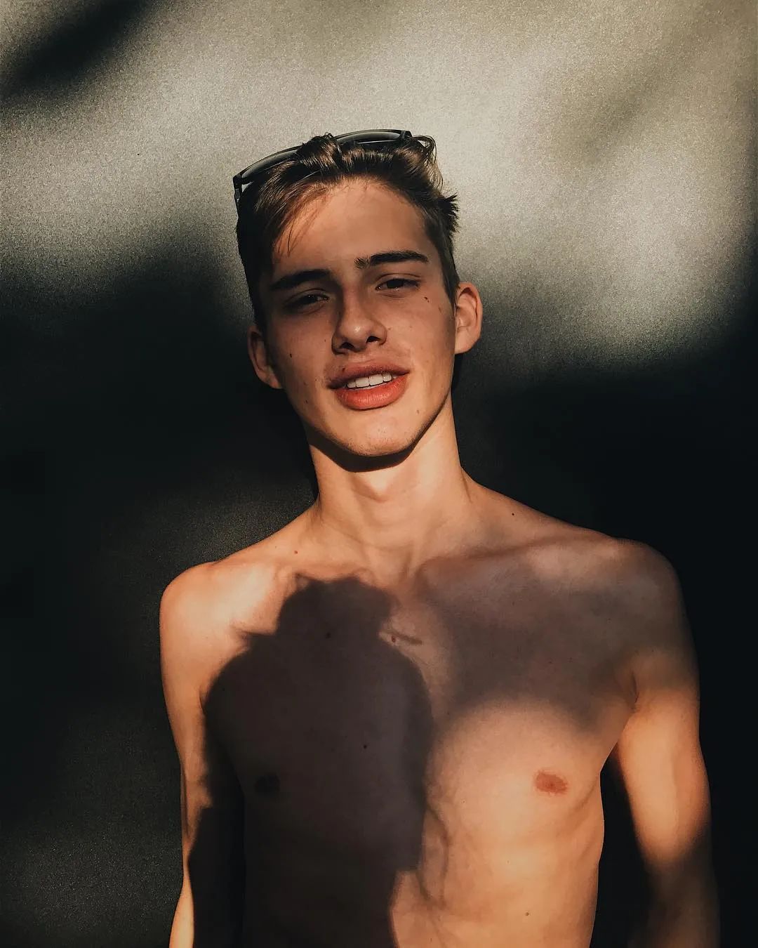 巴西小伙年轻时视频,巴西小男孩帅气