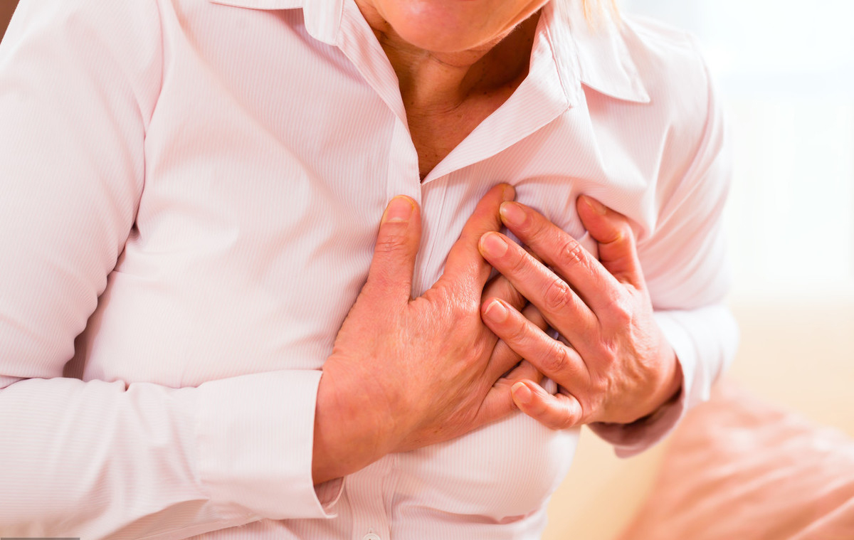 总是胸痛严不严重？医生：这5个原因引发胸疼，不要轻视这些疼痛