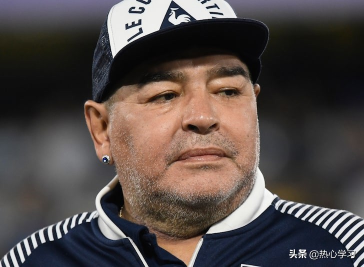 足球界马拉多纳的光辉时刻,足球庆祝动作致敬马拉多纳