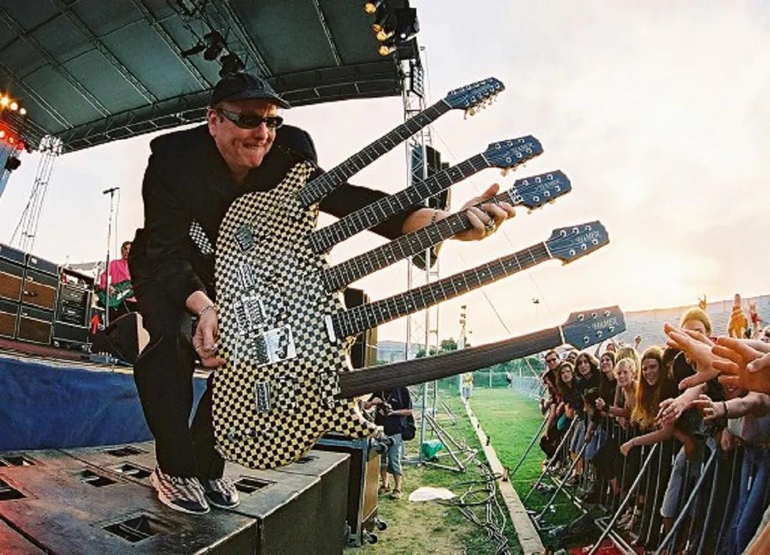 这些人玩的吉他竟然都长了好几个“脖子”，两只手恐怕不够用