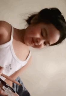 包贝尔女儿包饺子李现评论,包贝尔女儿搞笑饺子化身迷妹李现