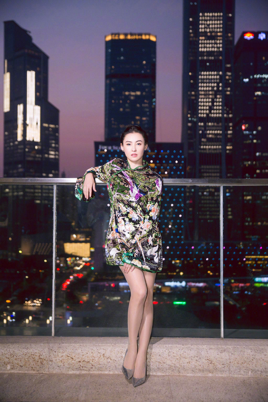 张柏芝戴蓝色美瞳拍大片，混血颜值更胜从前，旗袍造型气质美绝