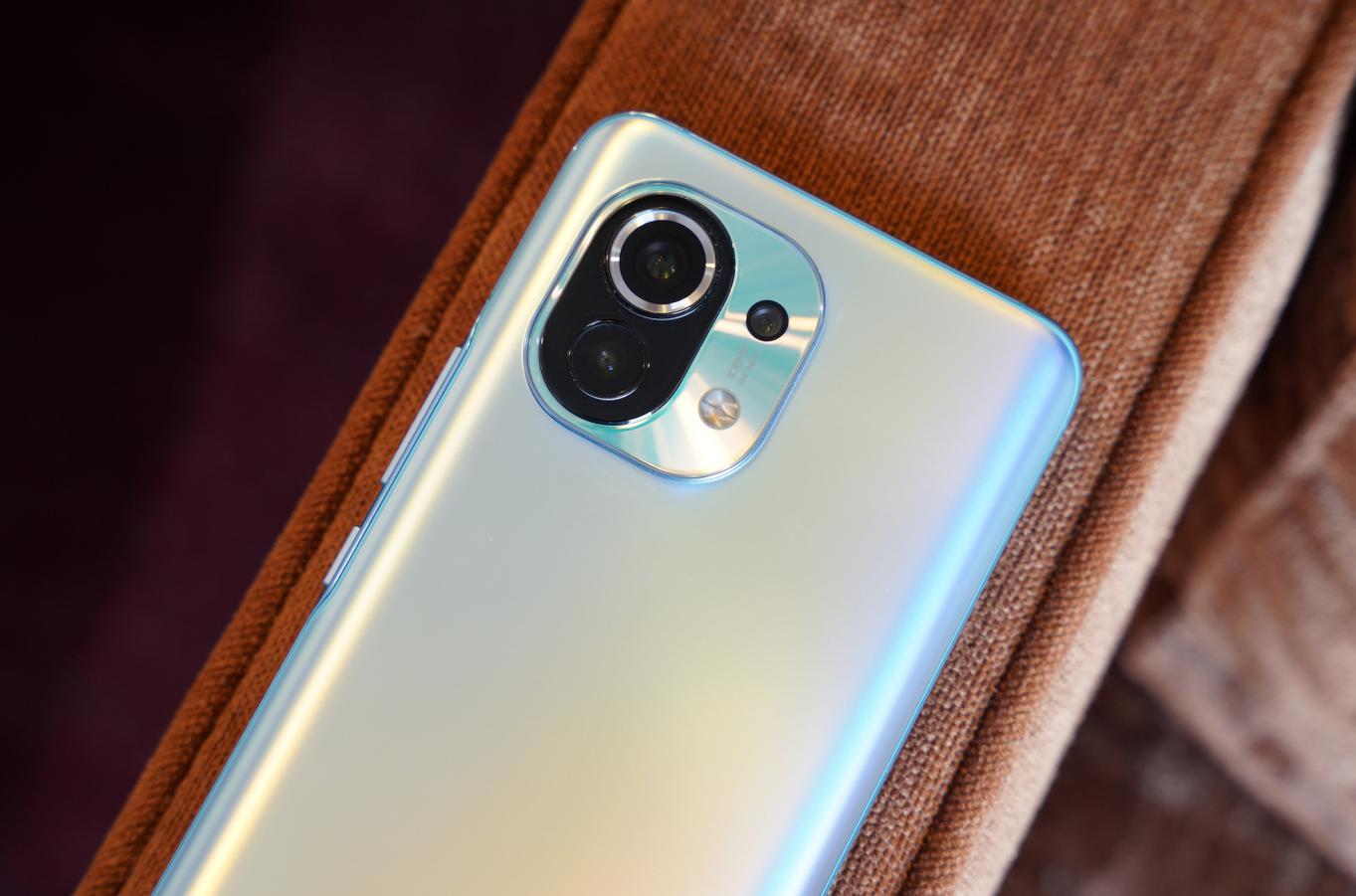 小米11开箱测评：屏幕让人无话可说，一亿相机全是吐槽？