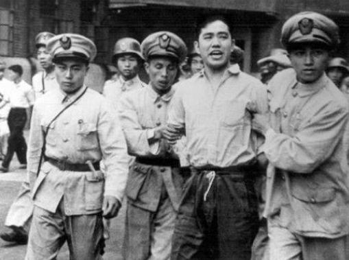 1934年，一个浑身恶臭的乞丐来到瑞金，趴在地上喊：我要找周恩来