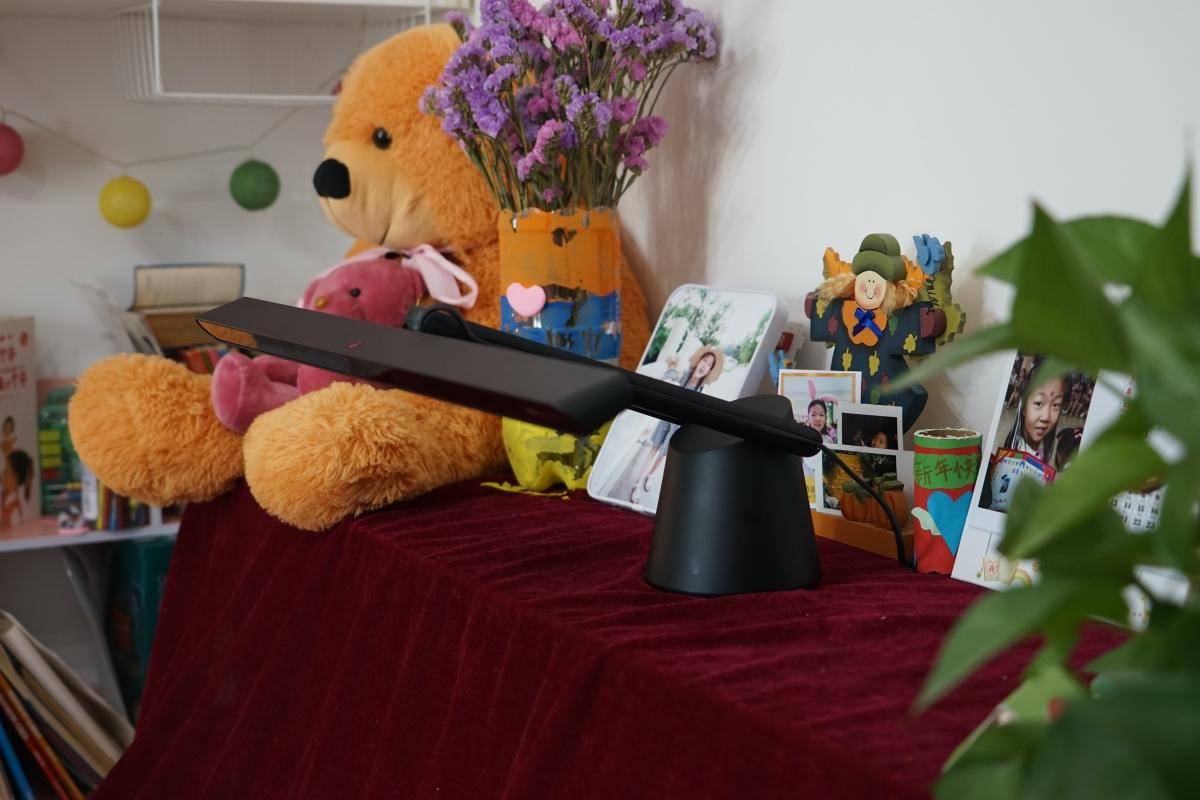 练习钢琴光线不足会伤眼，实测“明基专业钢琴灯”