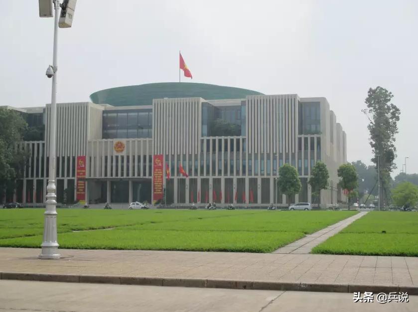 越南老兵重回当年战斗过的洞穴 (越南老兵回忆丛林战争)