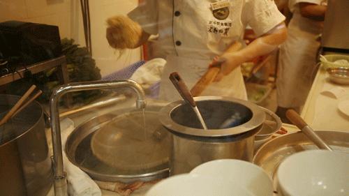 揭秘广式云吞制作全过程,广式云吞皮发脆