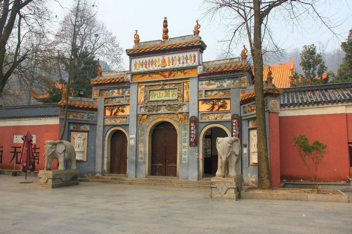 岳麓山景点特色,岳麓山和桃花岭哪个风景多一些