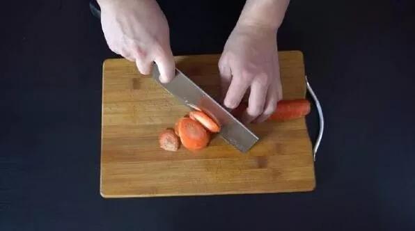 菜刀钝了怎么磨,菜刀没有磨刀石怎么磨才锋利