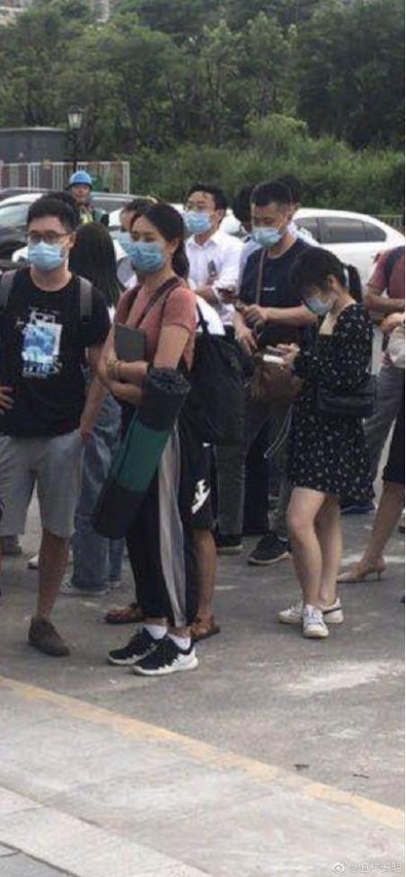 深圳又现网红盘买到至少赚百万？有人深夜排号最后竟白忙