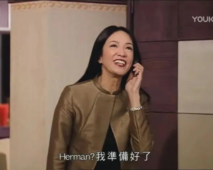 还记得2000年拿下黄子华的中环女律师MissMo穿过什么吗？