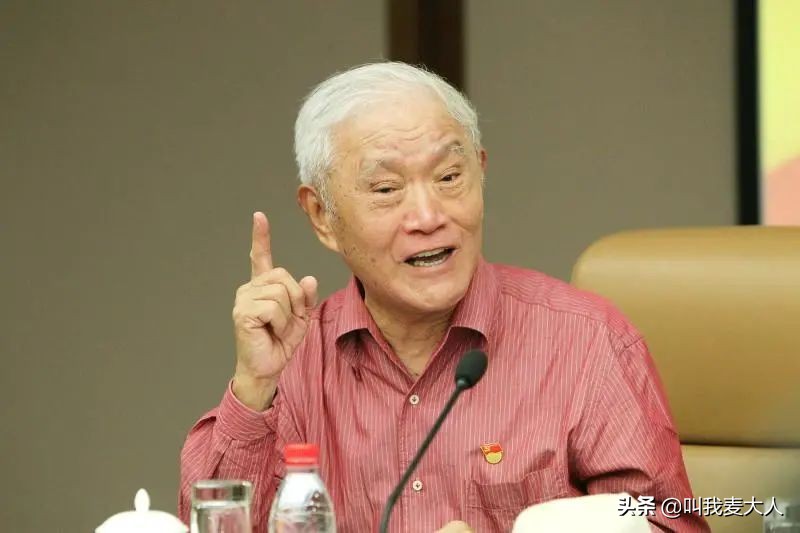 让陈道明屈膝弯腰,让张国立冯小刚起立的老兵