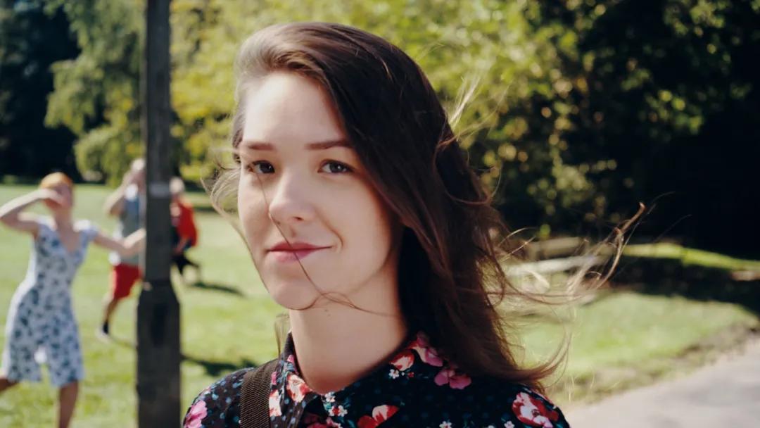 男孩连女厕所都要进，女孩却进不了足球场