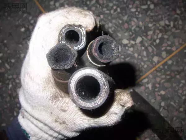 加藤挖掘机油管爆管是什么原因,挖掘机挖爆水管怎么办