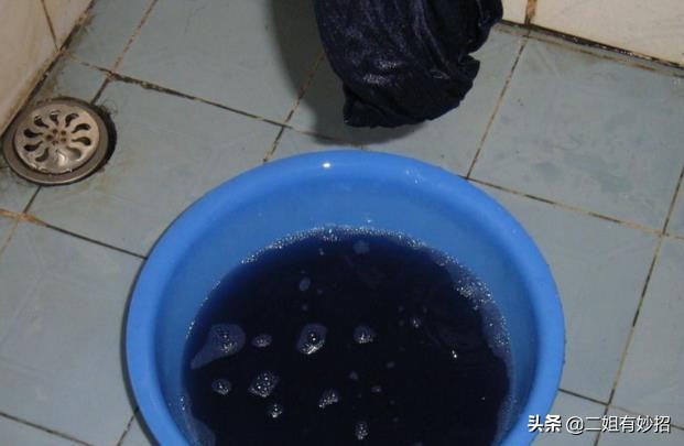 新买黑色衣服怎么防止掉色小妙招,衣服咋染色不容易掉色