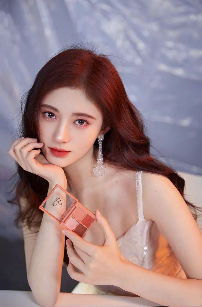 肤色暗沉的女生适合穿什么色彩,肤色偏黑女孩适合用什么色号口红