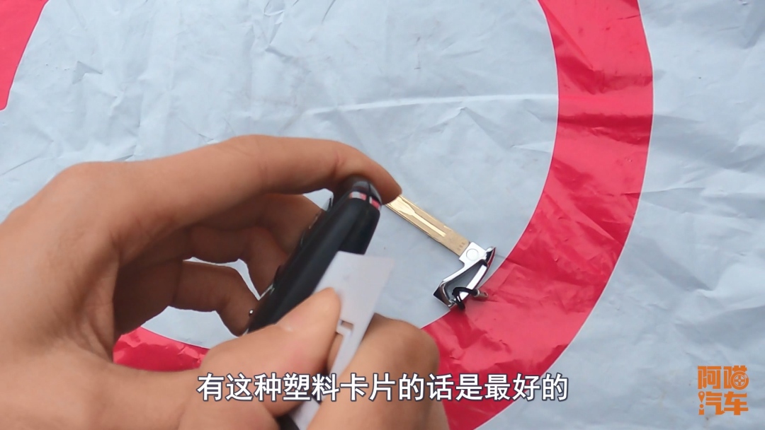 车钥匙没电了花五块钱就能解决,车钥匙没电用这个方法不花1分钱