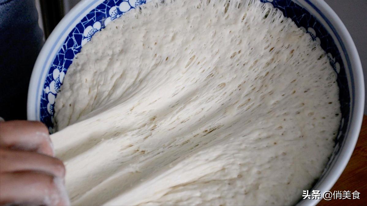 油饼这样做又软又蓬松,和面的比例很关键,放半个月都不会硬