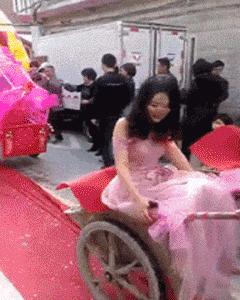 空中一字马搞笑图,一个突如其来的一字马