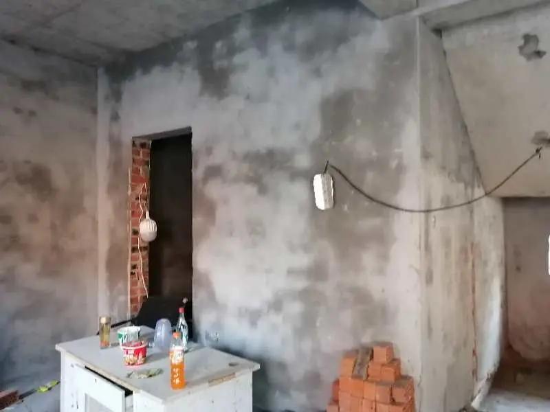 惊呆，90多袋水泥都是假的？混凝土块用手一掰就断，这房谁还敢住