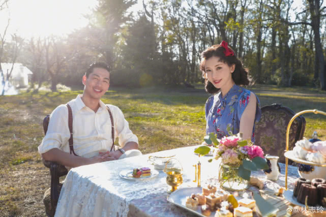 林志玲与老公合体年历照曝光,林志玲akira甜蜜对视超级甜