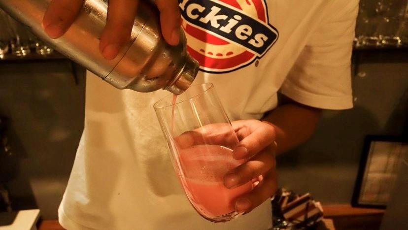 女的爱喝烈酒，男的抱头痛哭—北海调酒师给我讲述他的“治疗史”