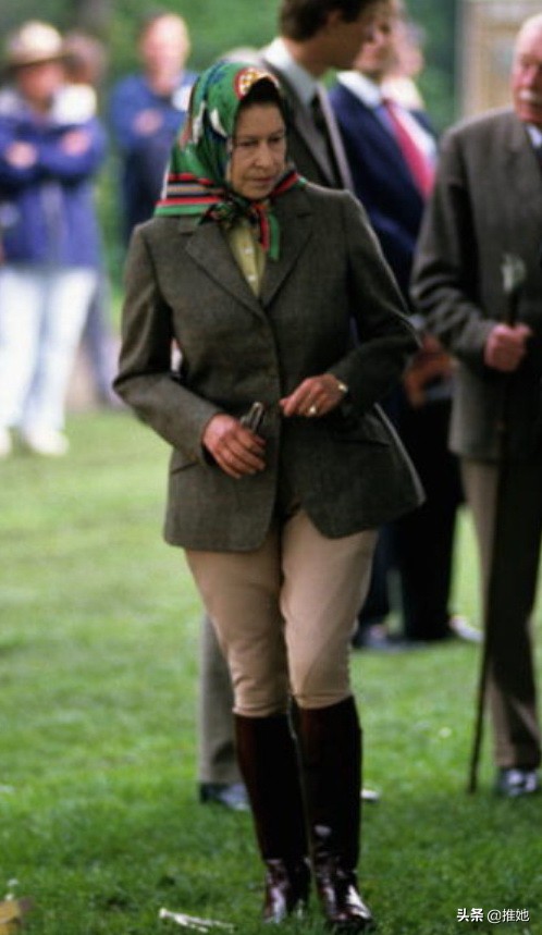 芭比娃娃变成美丽的女王仙子,芭比娃娃伊丽莎白女王