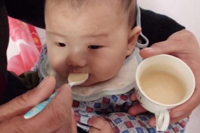 第一口辅食米粉吃多了有事没,宝宝第一口辅食米粉注意事项