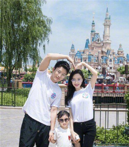 李小璐深夜和帅哥表白，脖子现“草莓红印”，网友：难道是新恋情