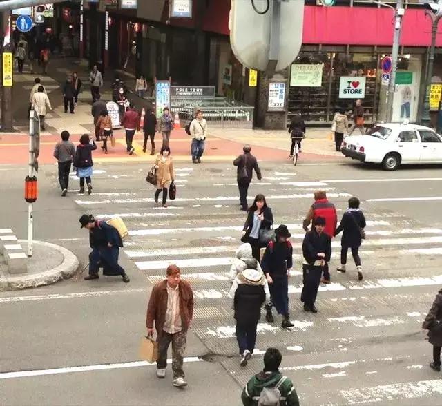 日本街头捡垃圾,日本人街头捡垃圾